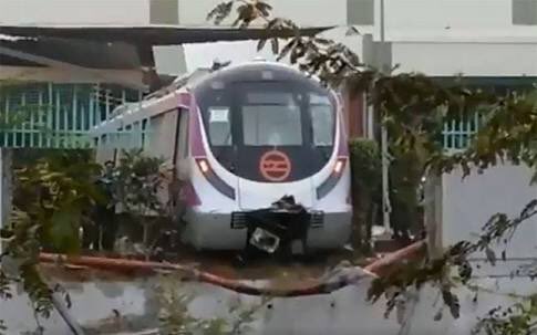 natashaatweets's tweet image. Driverless train. Jailbreak attempt. #justsaying #driverlessmetro