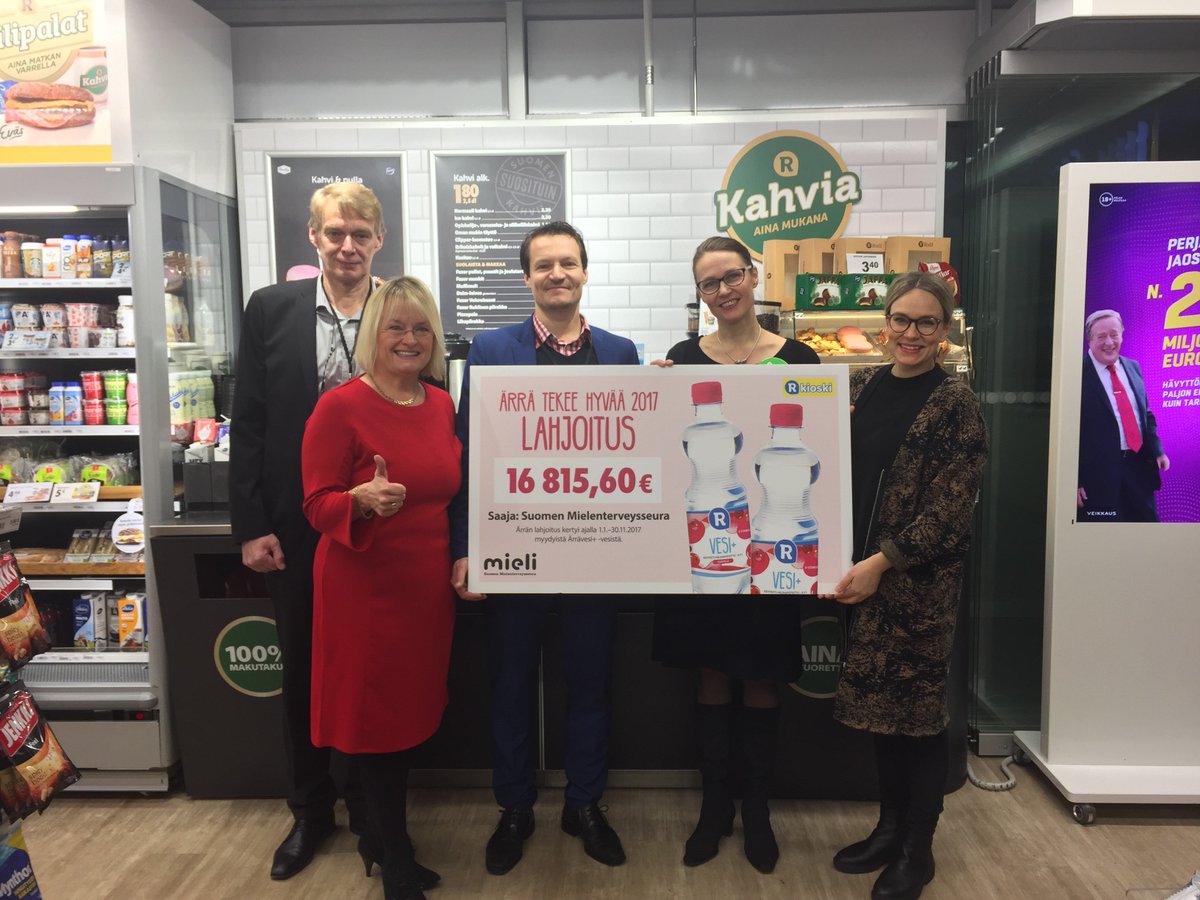 mielenterveys's tweet photo. Voitimme tämän vuoden Ärrä tekee hyvää -yleisöäänestyksen, ja R-kioski  lahjoittaa mielenterveyden hyväksi Ärrä-veden myynnistä kertyneen tuoton – yhteensä 16 816 euroa! Lämmin kiitos R-kioskille ja kaikille äänestäneille! #mielenterveys @RkioskiOfficial https://t.co/AH5AbPhD8I