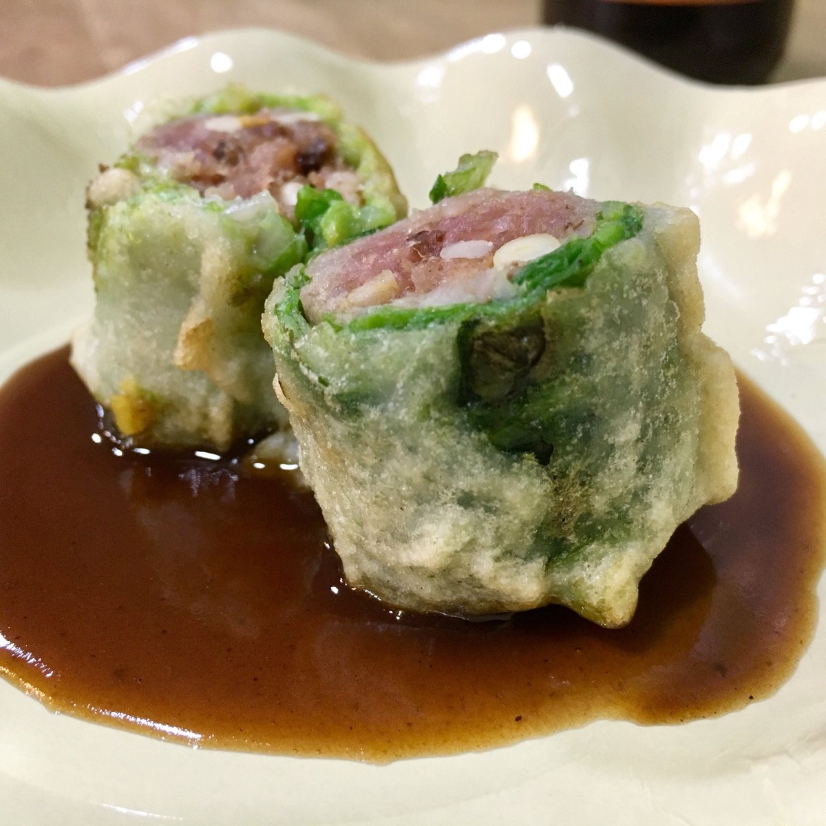 BlogHedonista's tweet photo. #longaniza con #piñones envuelta en hoja de col y frita en #tempura sobre una #salsa de #capipota plato preparado por el chef @paucorderasxef del Restaurante @pepatomate con producto de #canpork de @MasGourmets En el #aula #gastronomica de @la_boqueria #barcelona https://t.co/SEc60UB1RZ
