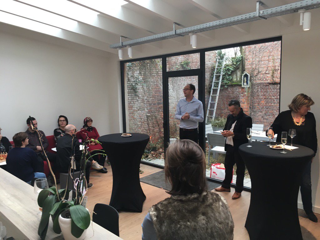 ElByrs's tweet photo. @TimSantitaar in al zijn enthousiasme! Afstudeermoment @dienstenthuis @turnhout #dienstencheques https://t.co/jBbdl7NxX0