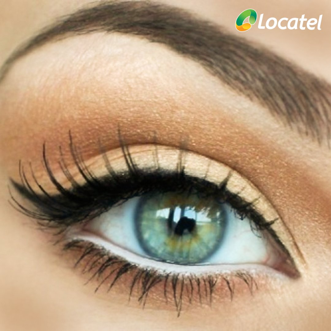 Para lograr un efecto de ojos más grandes, delinea el párpado superior completo y usa color blanco o plata para la línea de agua.