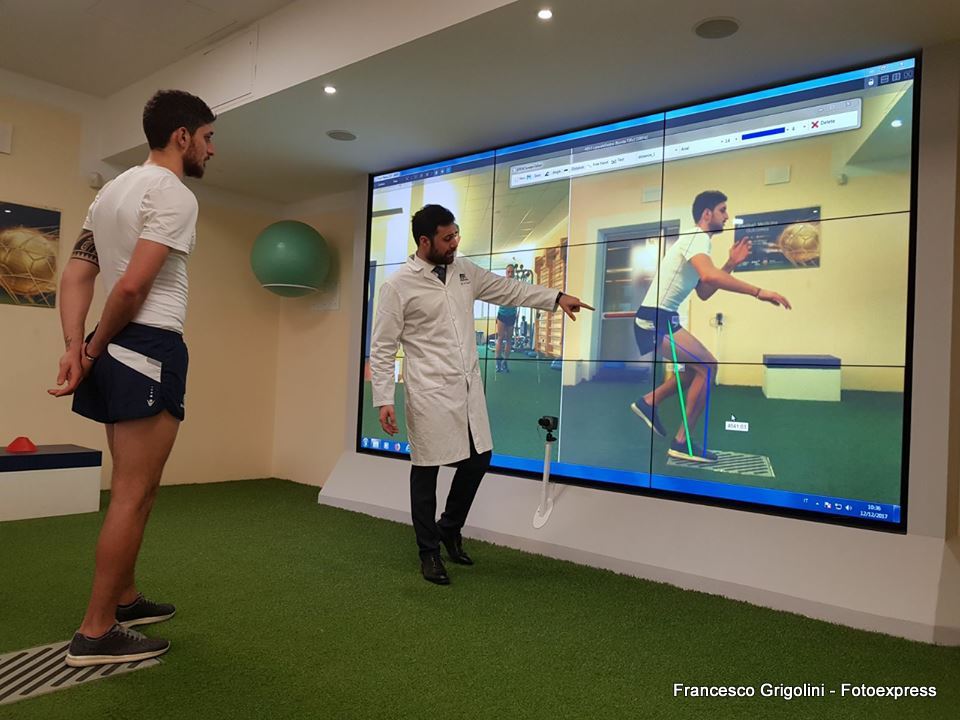 HellasVeronaFC's tweet photo. ⚽️🏋️♀️ Tra @IsokineticMed e lo #SportingCenter di Peschiera, prosegue il recupero di Bianchetti! Forza Matte! 💪💪
#DaiVerona https://t.co/8UPzzUJth6