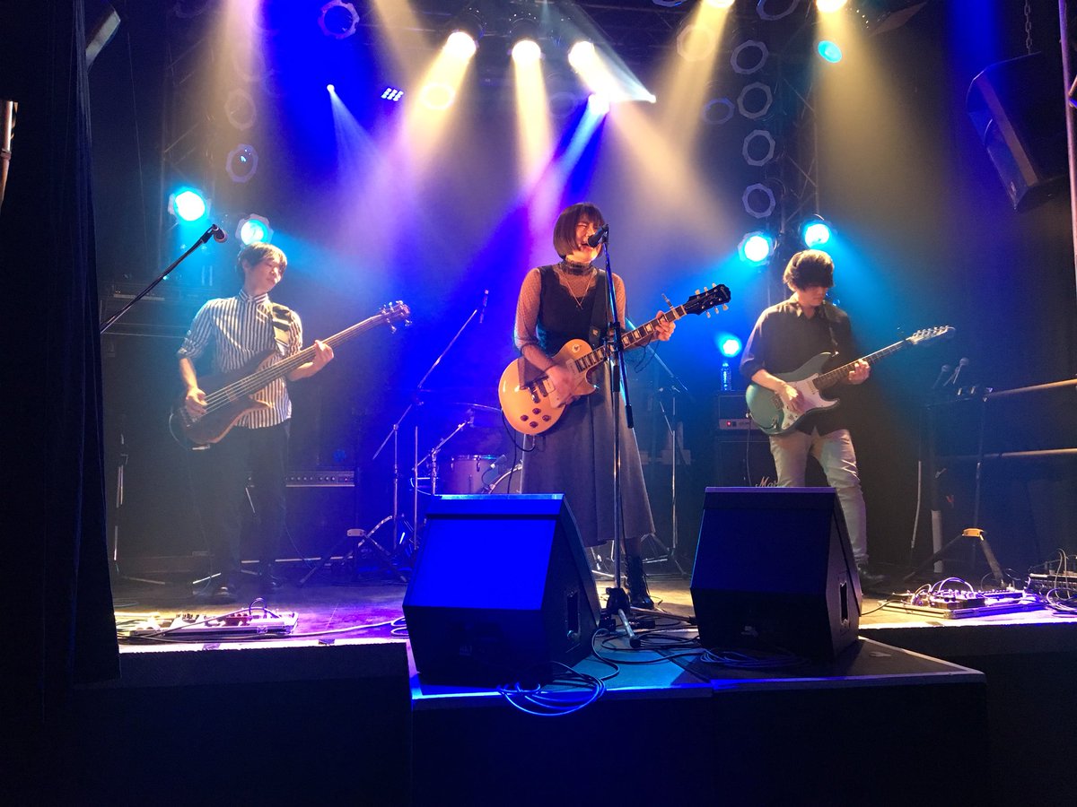 maaaasaan88's tweet photo. Li_Net半年ぶりのライブやったけど、やっぱり良かった\(^-^)/
(えだちゃんとはライブハウスで会うけど笑)
ベースがいい感じで主張して、これから完成度をさらに高めてライブで聴きたい😆
#Li_Net https://t.co/PgHVilFmNx
