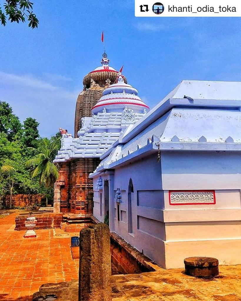 BBSRBuzz's tweet photo. Pic by  @khanti_odia_toka The 13th century shrine with its unique architecture . 
#Niali_Madhab #odisha #odisha_diaries #kalinga_diaries #bhubaneswarbuzz #_soi #_coi #streetsofindia #indianphotography #wow #temples #history #architecture #odisha #jagannathculture . Tag #bhub… https://t.co/BxyyG4sTBL