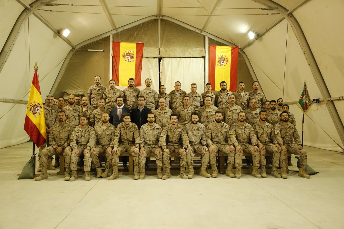 El #Jemad y el Subsecretario de Defensa, Arturo Romaní, felicitan las Navidades a nuestras tropas en Bagdad, que adiestran a los iraquíes en la lucha contra el #DAESH #OrgullososdeserEspañoles