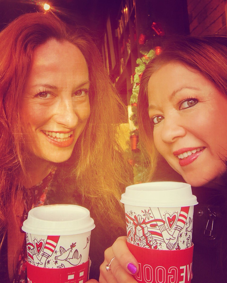 LornaTweet's tweet photo. Enjoying some @StarbucksUK with Chantelle #christmascheer #christmasinchiswick #christmasiscoming #chiswick #london #christmas2017 #fudgehotchocolate https://t.co/hSq0NEq4VK