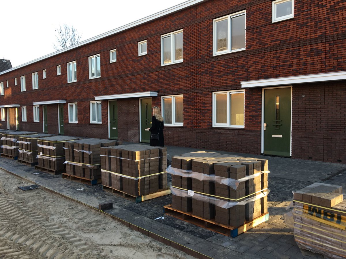 tjallingdeboer's tweet photo. Bezichtiging nieuwbouw huurwoningen van #Woonplus in de #Wetenschappersbuurt #Schiedam oost. Met een onder andere een afvaardiging van de #BVSO en het #SOBOSchiedam @alvast76 https://t.co/xeTBXxw6ik