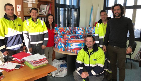 veolia_galicia's tweet photo. Un ano máis participamos na campaña "Ningún nen@ sen agasallo", entregando ao Concello de #Sada xoguetes para máis de 50 nen@s. 🎁 Coa colaboración de @cruzvermella #Nadal #RSC https://t.co/GqKnKMQFd4 https://t.co/PNiClNjLHA