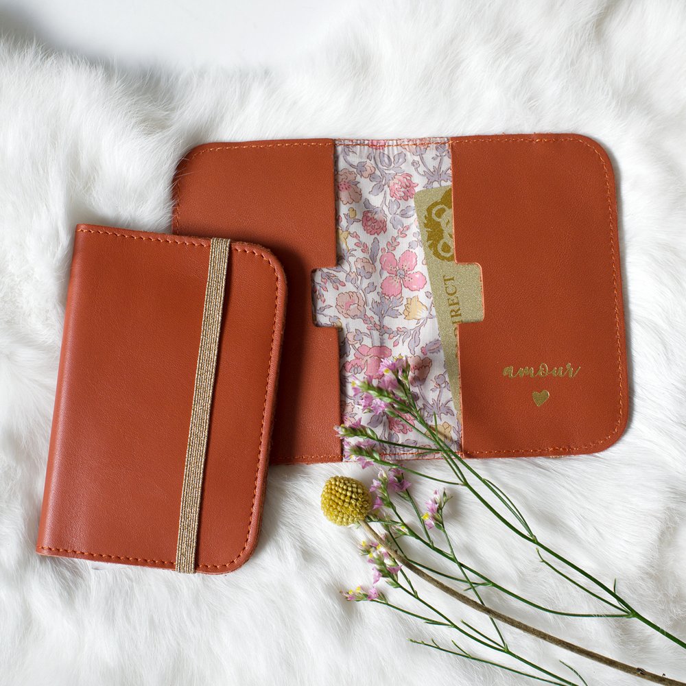 AnneOAngla's tweet photo. J-6 : PorteCartes "Amour" 💛 #cuir &amp; #Liberty de #Barnabeaimelecafe - 
👉🏻: https://t.co/Y58kcTvgDY
#Christmas2017 #madeinFrance #cfaitou #giftideas #Toulouse #frenchbrand #leathergoods #libertyfabric https://t.co/dTd7P7e6iT