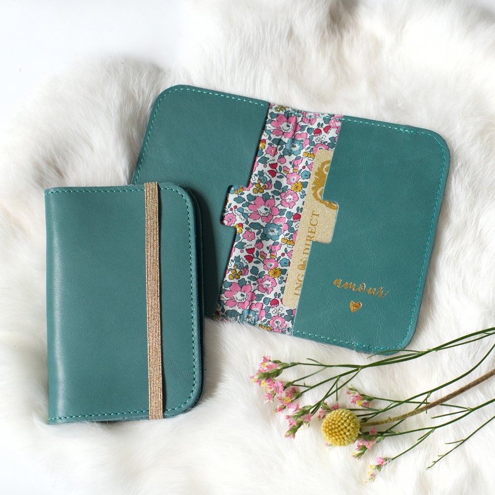 AnneOAngla's tweet photo. J-6 : PorteCartes "Amour" 💛 #cuir &amp; #Liberty de #Barnabeaimelecafe - 
👉🏻: https://t.co/Y58kcTvgDY
#Christmas2017 #madeinFrance #cfaitou #giftideas #Toulouse #frenchbrand #leathergoods #libertyfabric https://t.co/dTd7P7e6iT