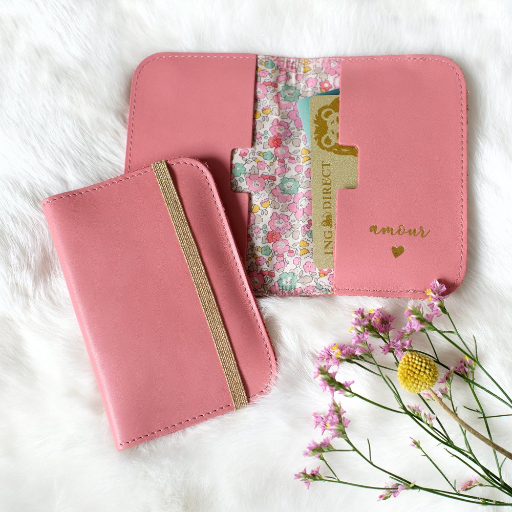 AnneOAngla's tweet photo. J-6 : PorteCartes "Amour" 💛 #cuir &amp; #Liberty de #Barnabeaimelecafe - 
👉🏻: https://t.co/Y58kcTvgDY
#Christmas2017 #madeinFrance #cfaitou #giftideas #Toulouse #frenchbrand #leathergoods #libertyfabric https://t.co/dTd7P7e6iT