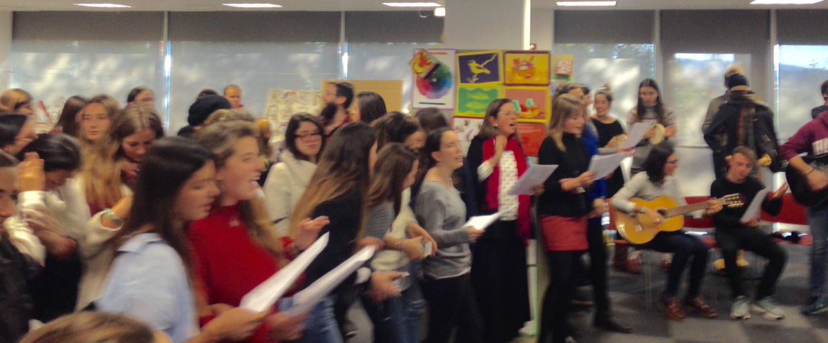 MariaDomingo's tweet photo. Cantant Nadales tot gaudint Alumnat i Professorat @EducacioUIC 
@UICbarcelona  @cvfluri @pblu_ray @pfornies @mireiagarciadomin @lauschz @angelatgn97 @elenuskicl25 @mariamartipuig @cecimeflo @Jchiri99Joan @MaviMaestre @mariapujolvalls @marionagraell @EJLBCN https://t.co/VwcYWih1bY