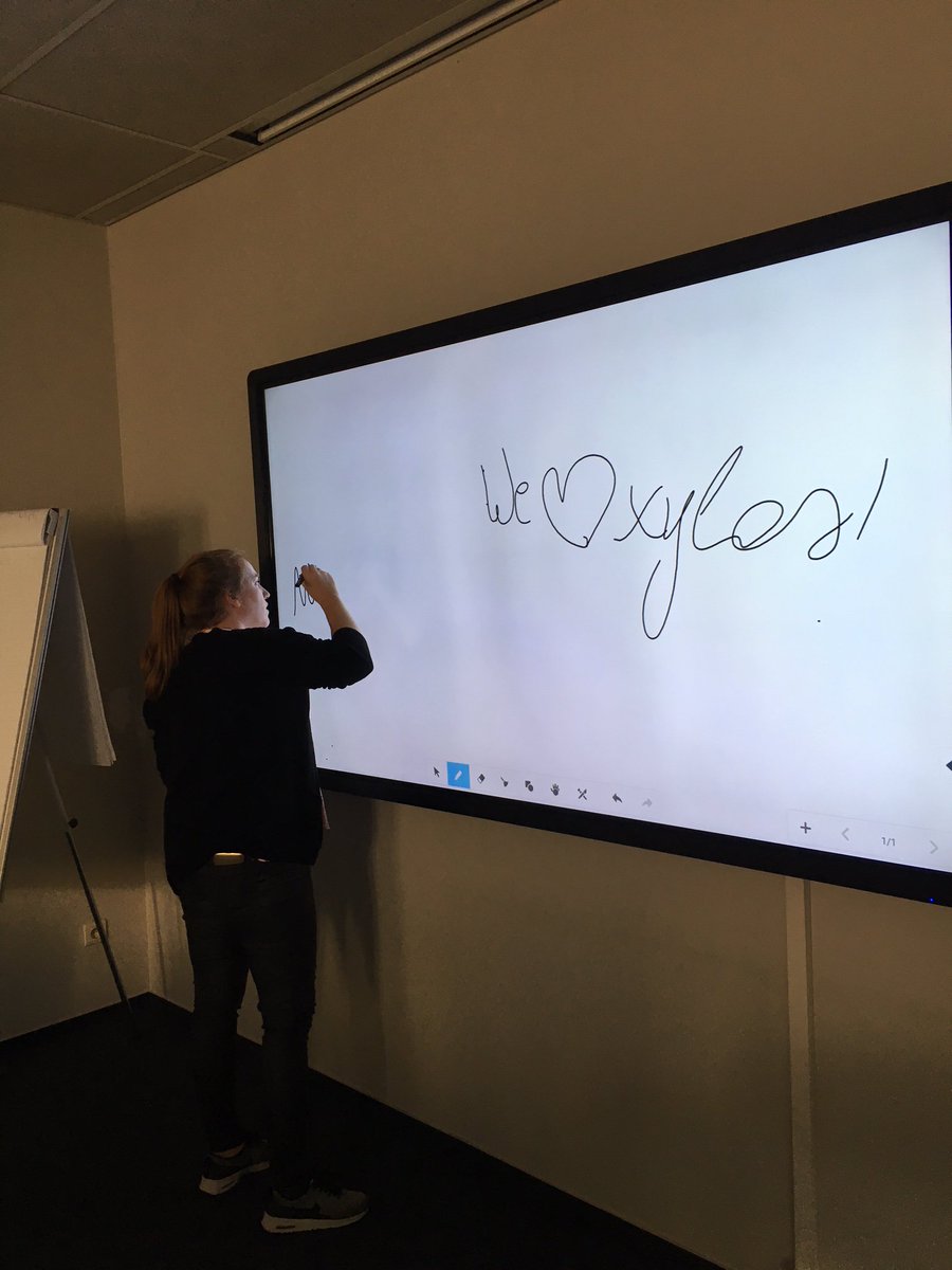 FDierckx's tweet image. Bij Xylos Learning hebben we een nieuw speelgoedje.. En niet zomaar eentje, deze interactieve LED TV maakt de opleidingen er alleen maar leuker op! Wij hebben 'm alvast met plezier voor jullie uitgetest. #xyloslearning #smartledtv #interactive #training #worksmarter