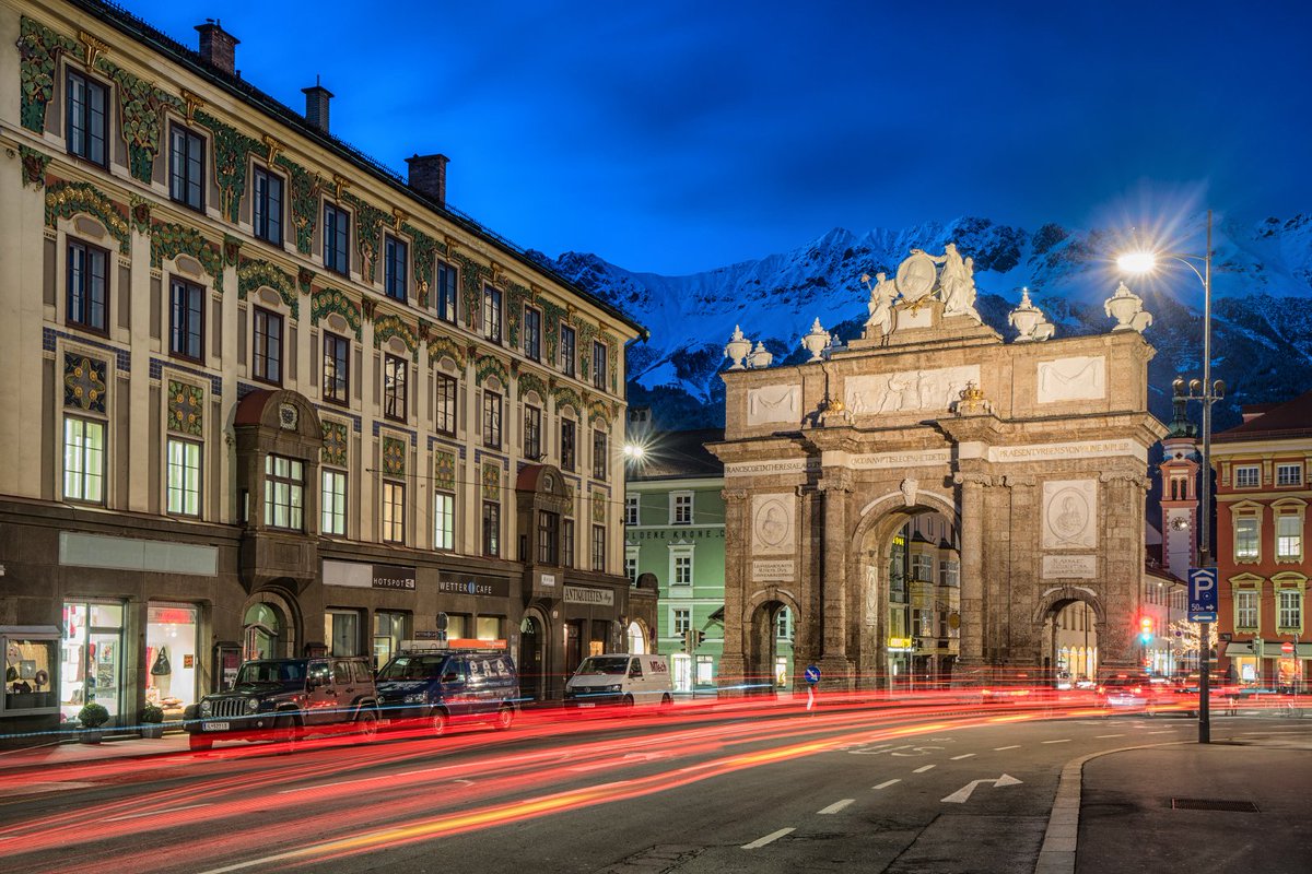 InnsbruckTVB's tweet photo. Eine der bekanntesten Sehenswürdigkeiten in Innsbruck: Die Triumphpforte! Ein römisch-inspirierter Triumphbogen umringt von modernem Stadtleben und zeitlos-imposanten Bergen #myinnsbruck #triumphpforte #beautiful https://t.co/RsA7PCKuIc