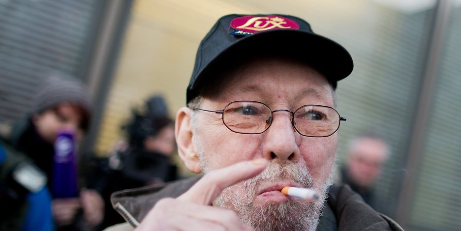 berlinerzeitung's tweet photo. Bekannt durch Raucher-Prozessen - Düsseldorfer Friedhelm #Adolfs ist tot https://t.co/NL246hE0Gk https://t.co/wuT4GKEMMX