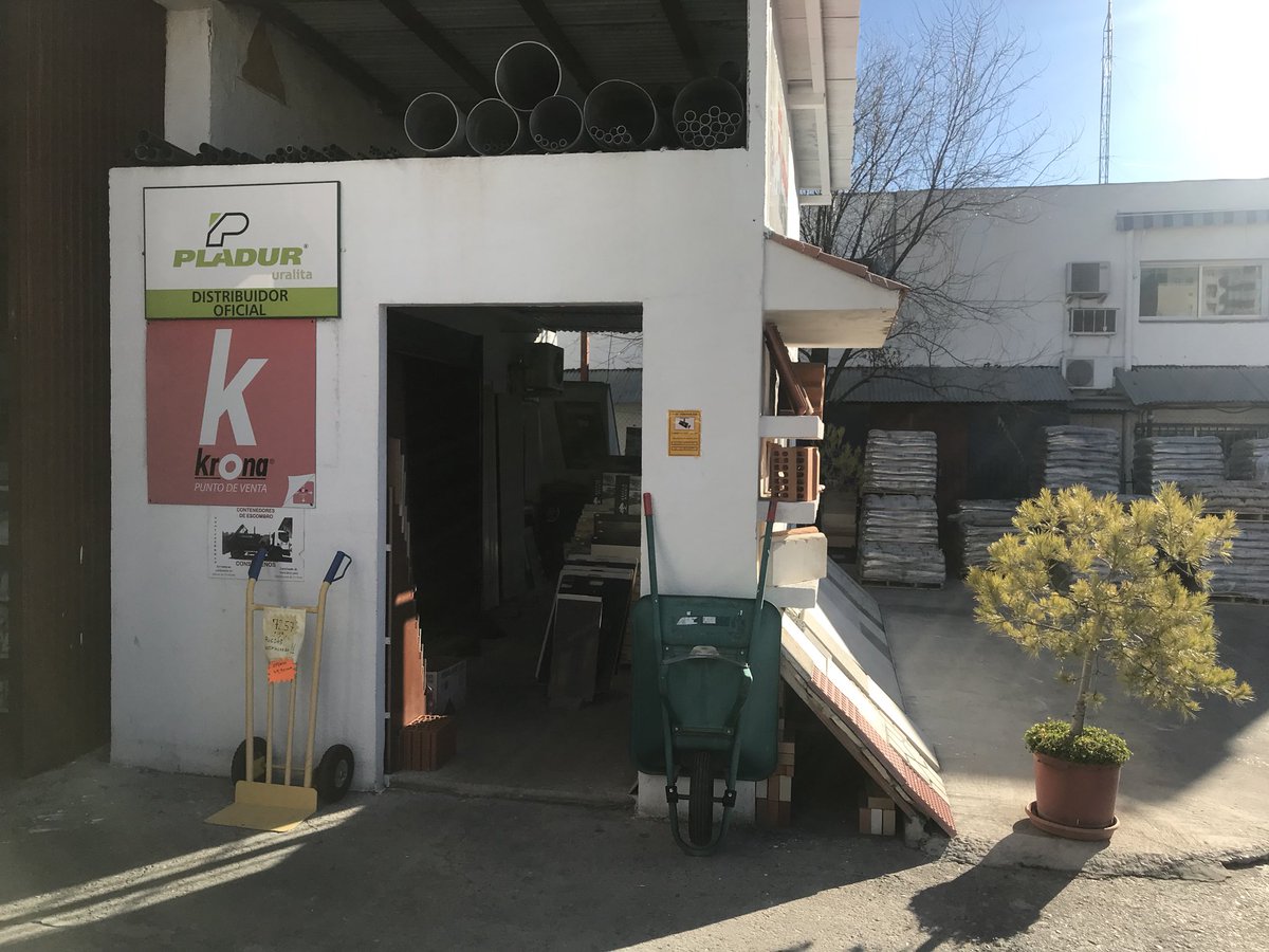 Hoy he tenido la oportunidad de conocer dos empresas de #TresCantos PARAFLY, diseño, fabricación de paracaídas, protección balística y equipamiento militar y policial. En Tres Cantos desde 1992. VILLACASETAS, almacén material construcción con nosotros desde 1999.