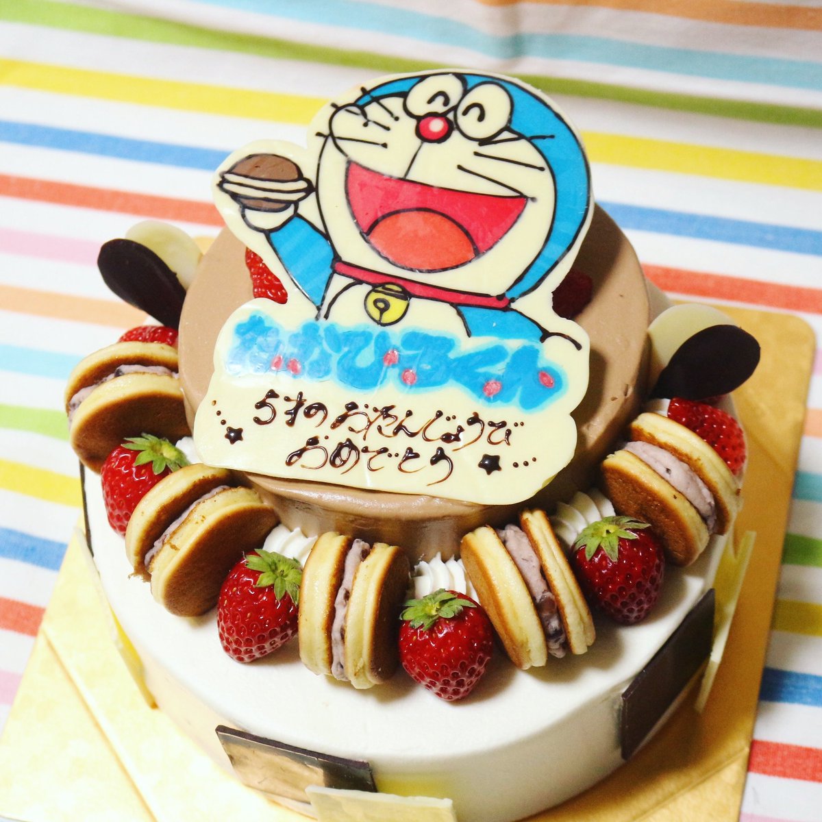 マカロンさん おかしつくる ２枚目は角度を変えて ドラえもんのチョコイラストケーキです 周りにはどら焼きをトッピングしてます 完全にドラえもんケーキ プロフィールもご覧ください お菓子教室ドシラソ ドラえもん Doraemon