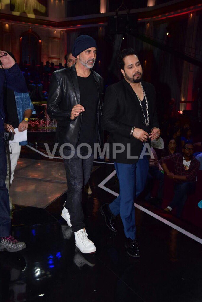 Bhushanadhau1's tweet photo. Pics: @akshaykumar sir , @SimplySajidK , @bharti_lalli and @MikaSingh @ElliAvrRam  sppoted today at #TGILC https://t.co/WbhESTFR00