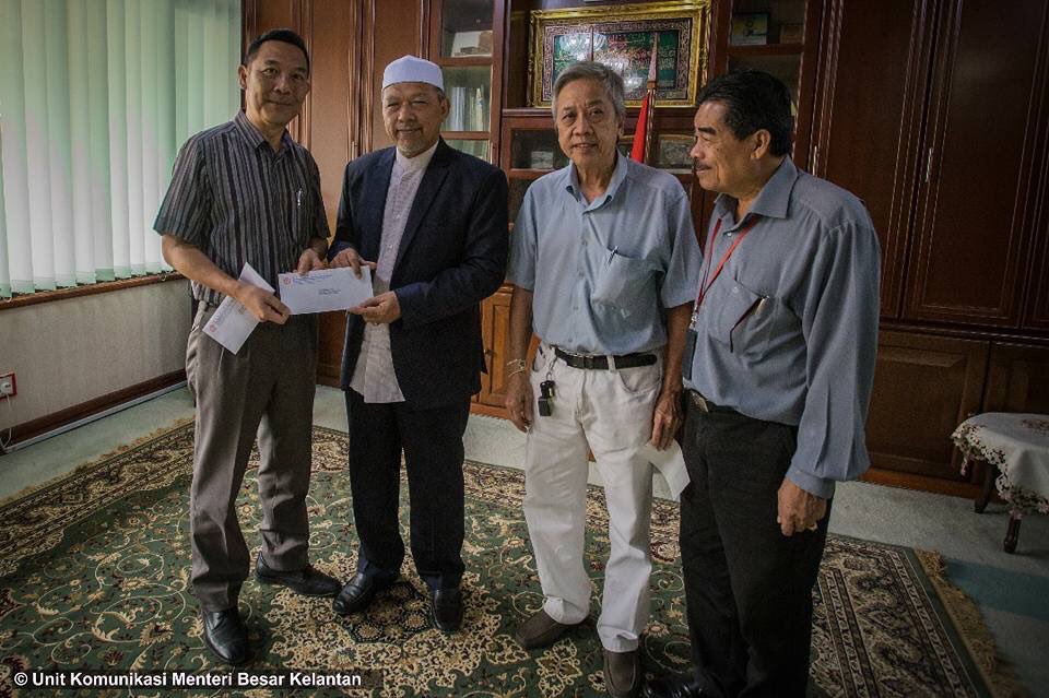 Dato Ahmad Yakob On Twitter Menyerahkan Sumbangan Untuk Aktiviti Persatuan Keturunan Foo Kelantan Di Pejabat Menteri Besar Tengahari Tadi