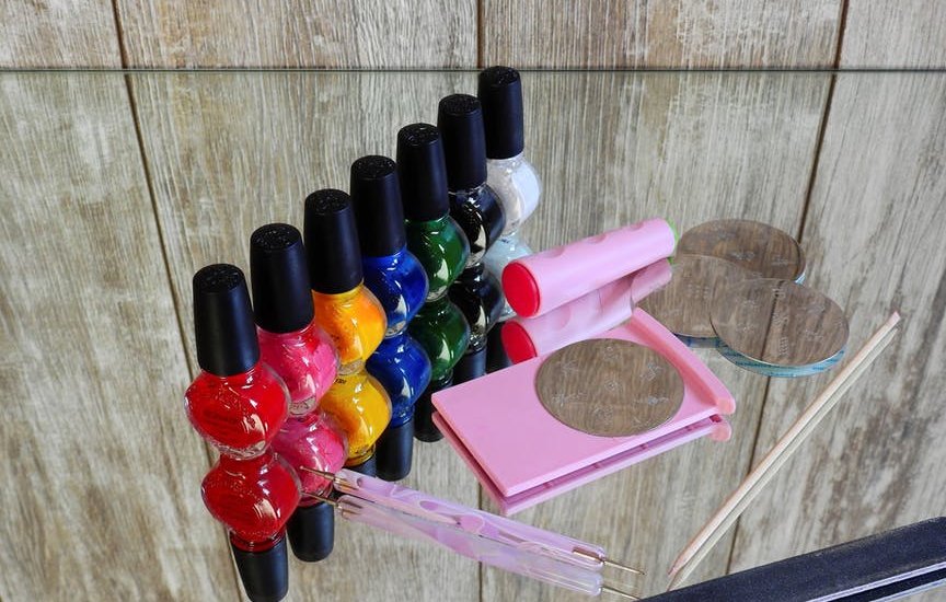 Kantar_UKI's tweet photo. Within health and beauty, lip gloss, manicure products and fragrances and body sprays see the biggest uplift at Christmas in the UK. Read more: https://t.co/QUZf3WKOb8 https://t.co/lLqzfm3hJx