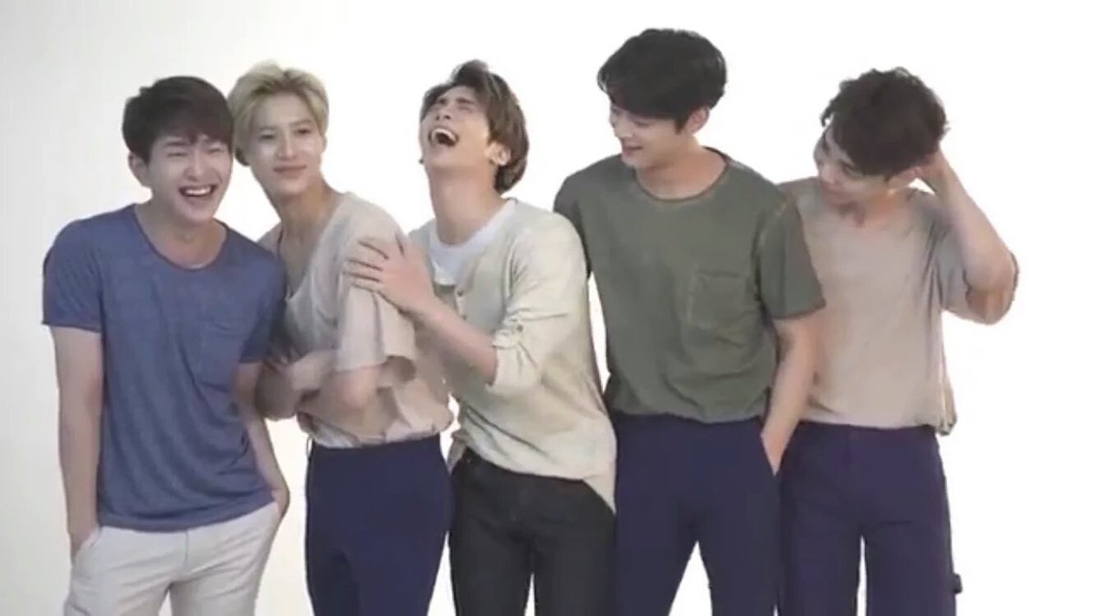 Jonghyun (tengah)
