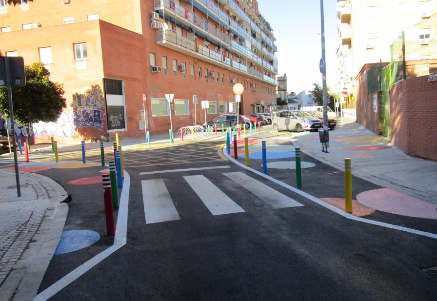 Bicinoticias. Primera actuación de pacificación del tráfico en un colegio de Sevilla acontramano.org/index.php?opti…