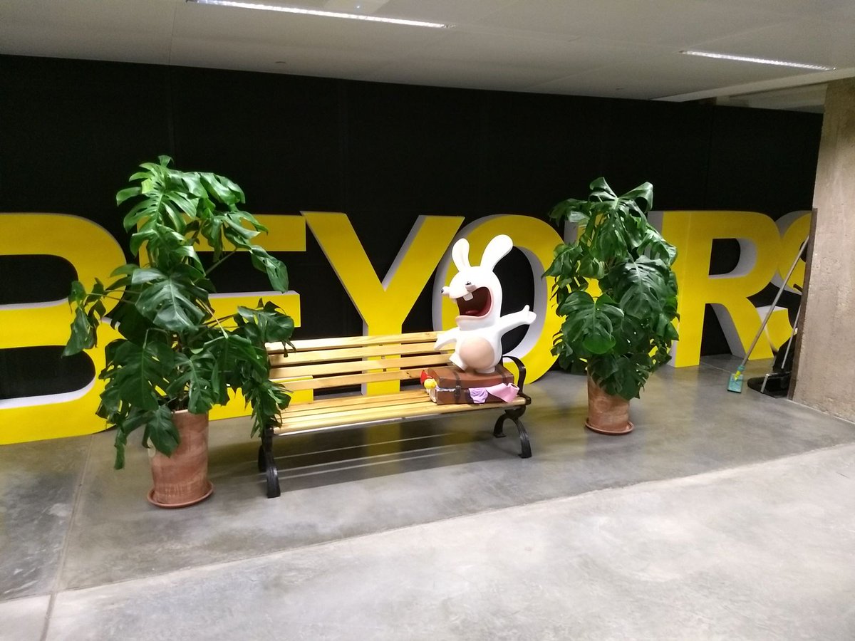 HelperDrone's tweet photo. Nous sommes arrivés @joinstationf  pour la soirée @CES #FrenchTech 😇😇
@HelperDrone représentera l'innovation française à @LasVegas en janvier avec @ParisRegion et @Total !! Nous sommes très heureux de pouvoir faire rayonner notre innovation qui sauve des vies !👍👍😇#frenchtech https://t.co/XnG7kRIohn