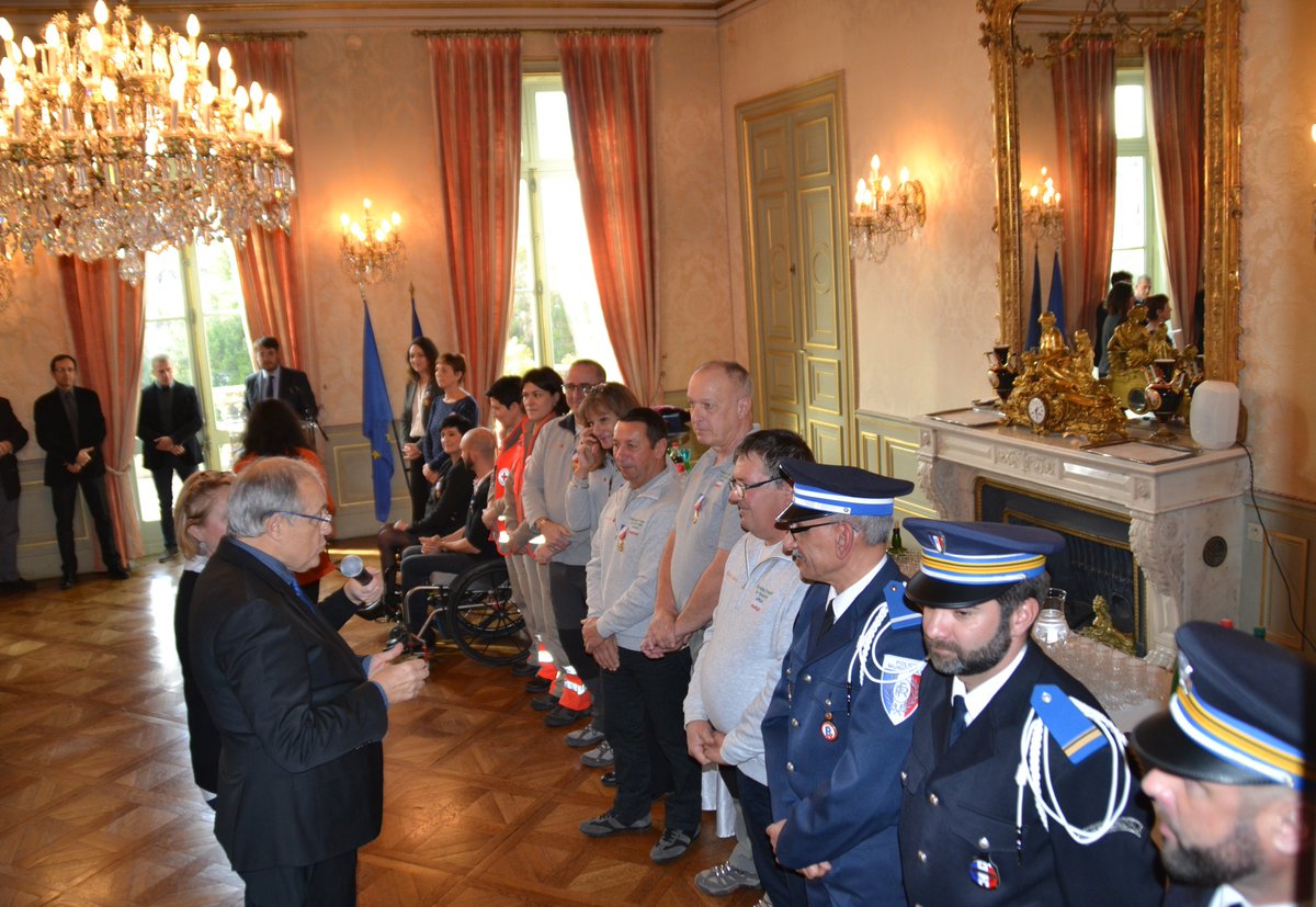 Prefet30's tweet photo. [#Hommage🎖️] Didier Lauga, préfet du Gard, salue l'engagement exceptionnel de 15 récipiendaires de la Médaille de la Sécurité Intérieure. Ils sont policiers municipaux, secouristes, intervenants prévention routière, spéléologues secouristes ou chargés de mission prévention 👏 https://t.co/b83WXM0i1p