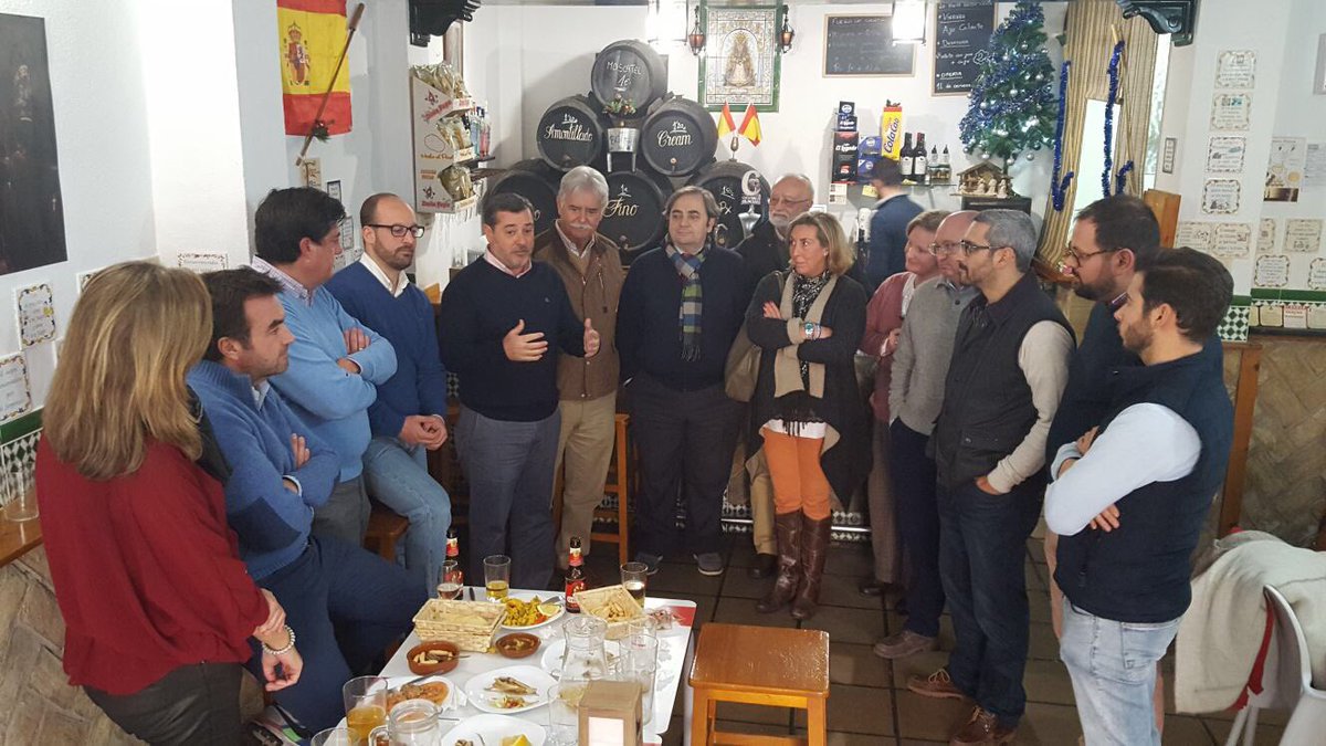 AlfonsoCandon's tweet photo. Un rato de convivencia del grupo municipal, todos juntos brindando por un mejor 2018 por El Puerto https://t.co/vqcEUTXUFO