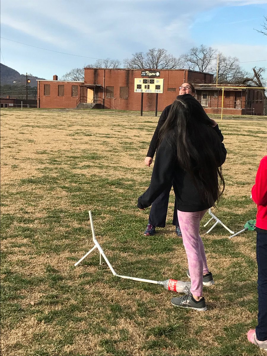 tdale48's tweet photo. Mrs St. Louis’ class made rockets and launched them while learning about force and motion. https://t.co/491YGYFR6t