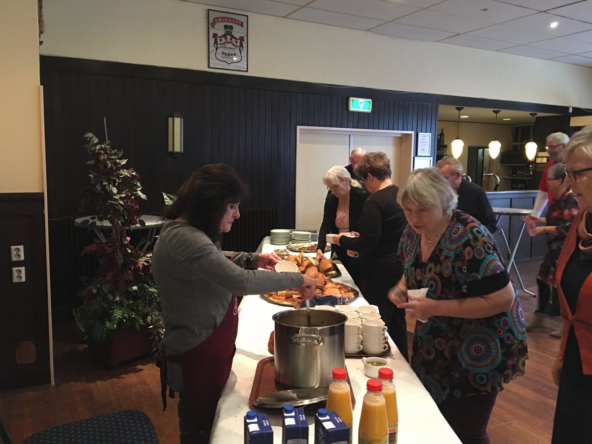 BuitenBridge's tweet photo. Weliswaar spelen we donderdag nog een keer dit jaar, maar voorlopig hebben we 2017 al weer feestelijk afgesloten met een gezellige kerstdrive! https://t.co/xvVVm4EZSr