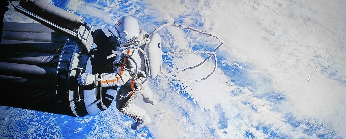 영화 "스페이스 워커"는 "스테이션 7"과는 또 다른결의 휴먼 드라마. 우주에서의 투쟁, 지구에서의 투쟁, 그리고 이상과 현실간의 투쟁이 주인공...