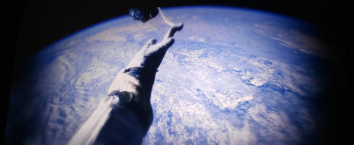 영화 "스페이스 워커"는 "스테이션 7"과는 또 다른결의 휴먼 드라마. 우주에서의 투쟁, 지구에서의 투쟁, 그리고 이상과 현실간의 투쟁이 주인공...