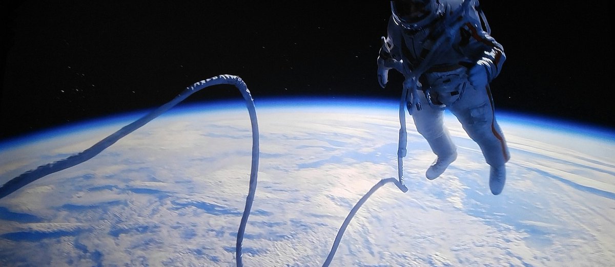 영화 "스페이스 워커"는 "스테이션 7"과는 또 다른결의 휴먼 드라마. 우주에서의 투쟁, 지구에서의 투쟁, 그리고 이상과 현실간의 투쟁이 주인공...