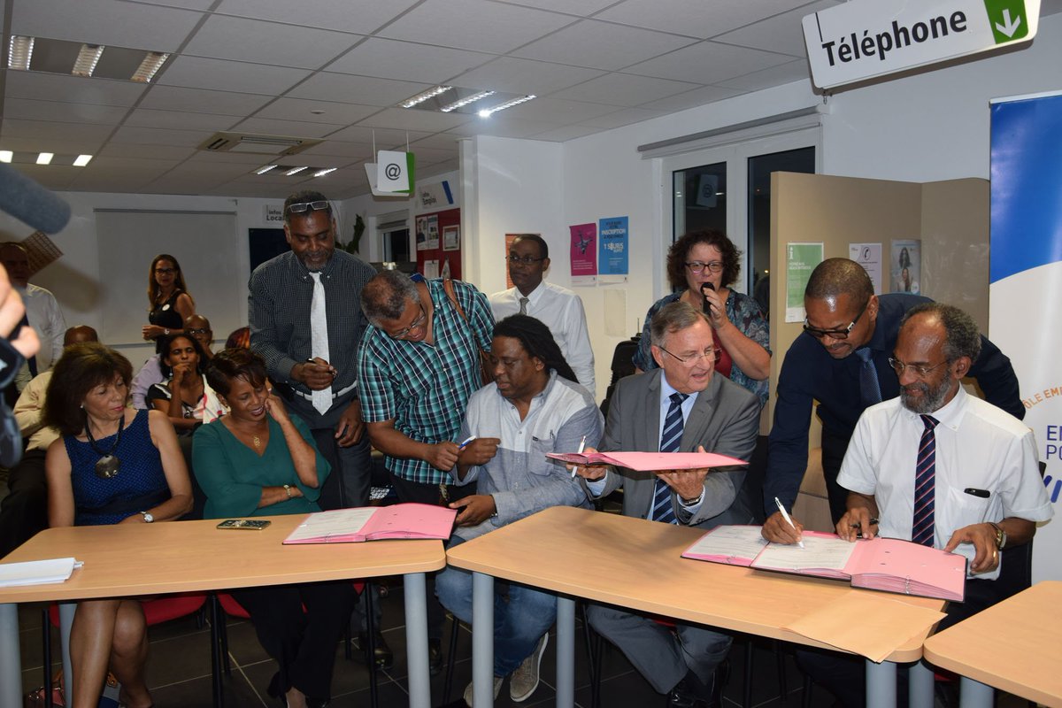 FTravail_972's tweet photo. Avec Mme @murielpenicaud, #Ministre du #Travail: signature ce 18 déc de la convention "Yonn a lot" avec @Opcalia, @poleemploi_Mque, @FtpeMartinique, @MEDEFM, le #Fongecif & #Capemploi. 1 innovation utilisant le contrat #Prodiat au service des demandeurs les + éloignés de l'emploi https://t.co/QaKFgAsHqb