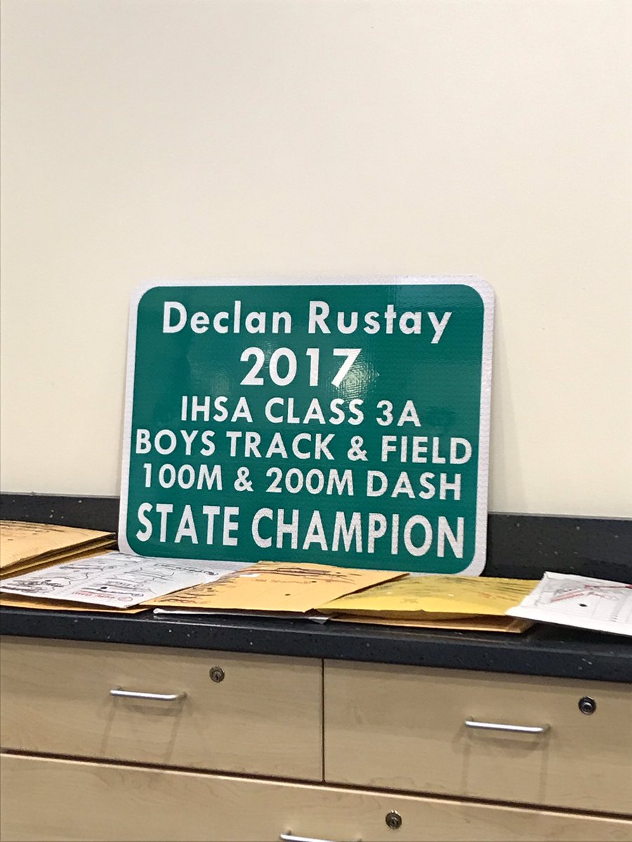 Hettinger1234's tweet photo. When you walk into the main office and see this 👏🏻👍🏻🤗🥇 #waytogoducky #statechamp https://t.co/Ifx0dLstHU