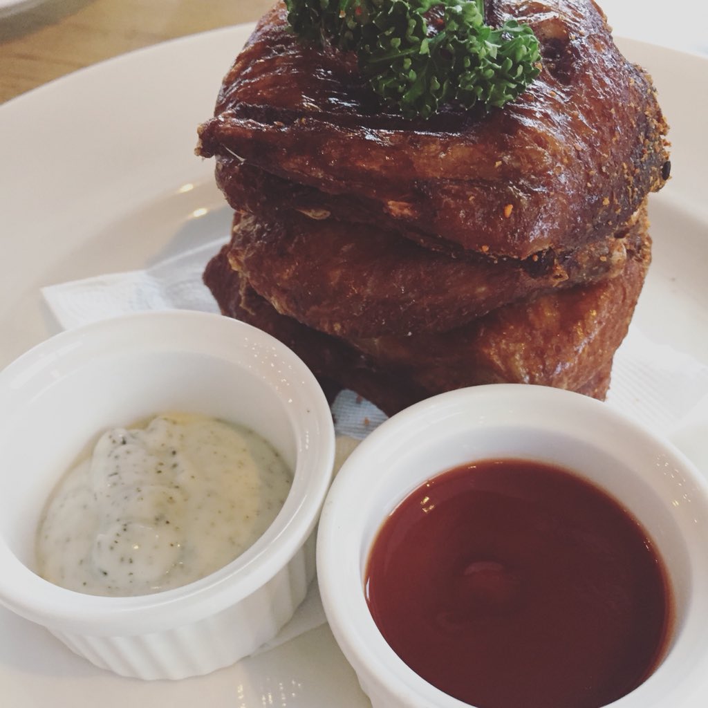 skyemint's tweet photo. Chicken wings and coffee. #chicken #chickensnack https://t.co/74Bf9b5M3T