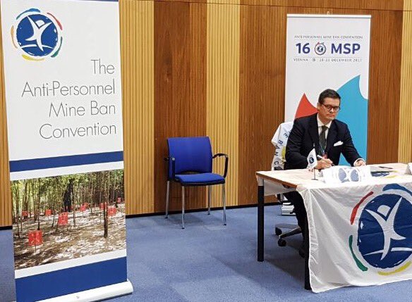 Tumlleh's tweet photo. Signing ceremony of the 20th anniversary of the Anti-Personnel Mine Ban Convention during #MSP16 in Vienna https://t.co/H4RMteWSZ8