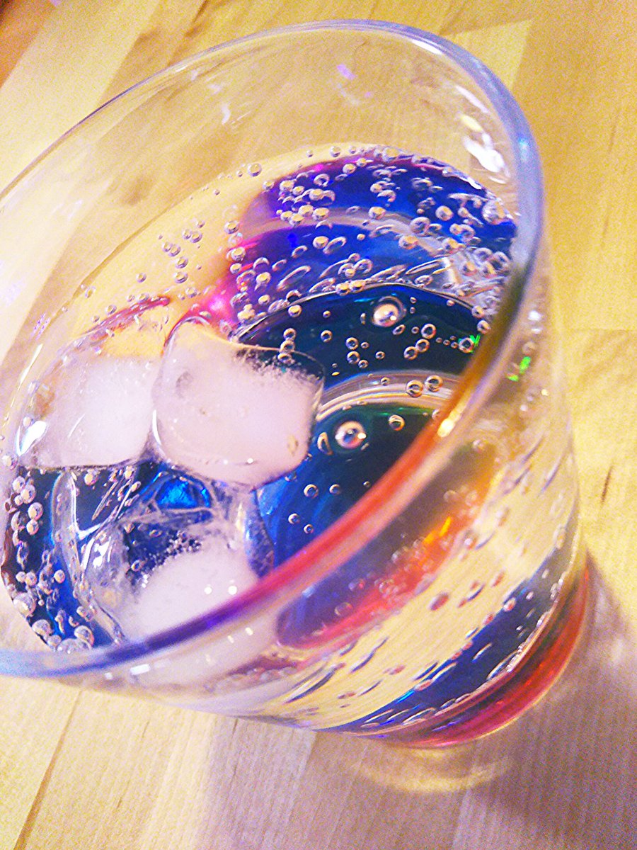 にーにー お休み中 Auf Twitter ニトリのレインボータンブラー 普通の水でも十分綺麗だけど炭酸水入れたら泡までレインボーになる