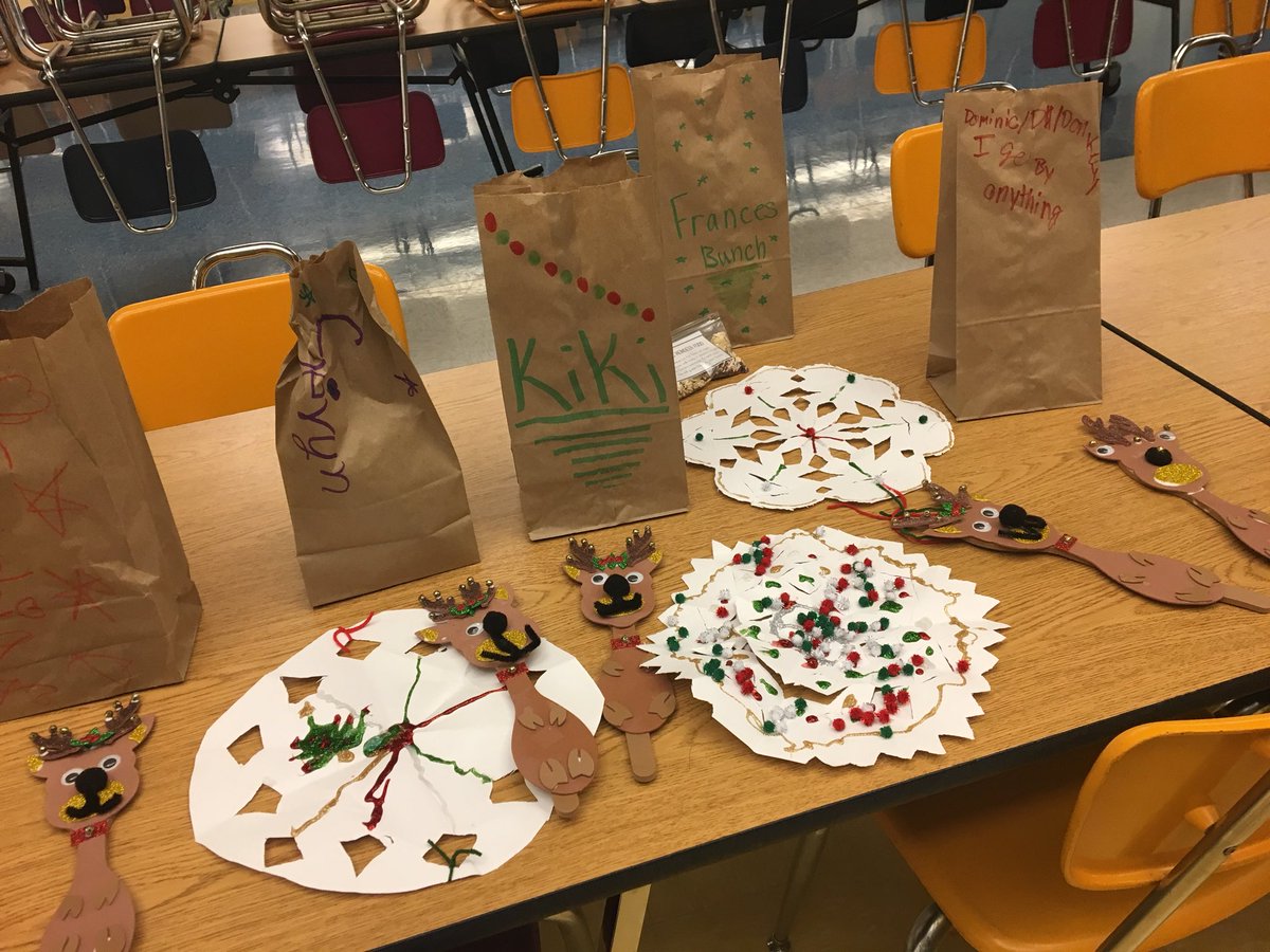 UHSminithon's tweet photo. Huge thank you to @uhs_nahs for sending volunteers to help with our crafts on Saturday night!! #uthon #ftk #uhsnahs https://t.co/FC3lejPUx2