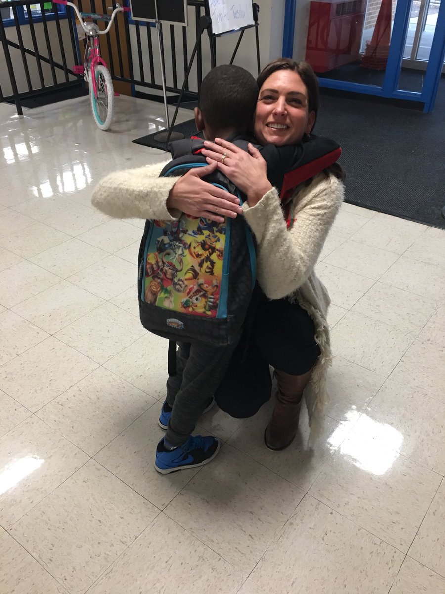 HayetWoods's tweet photo. It’s Bookmobile Day 💙! @Symington_hmc1 getting ready for gifting books! @latanya_frankli @HMC1MeYouUs @ChurchoftheRez https://t.co/mwSmgDOhi3