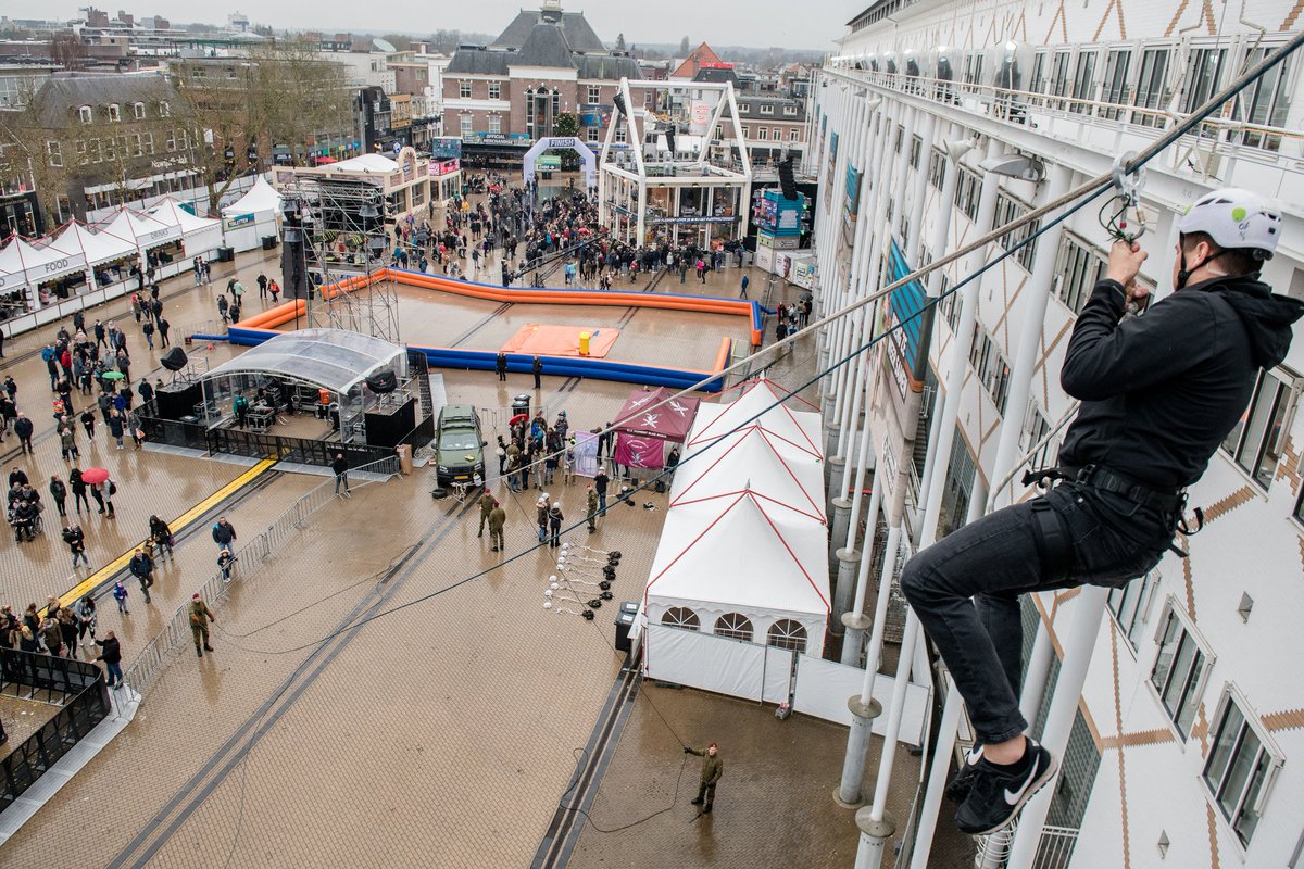 3FM Serious Request (@seriousrequest) on Twitter photo VET! Wie durft met de tokkelbaan naar beneden? 🧗🏻♂️ 😳 <a href="/3FM/">3FM | We Want More!</a> #SR17 #GlazenHuis VET! Wie durft met de tokkelbaan naar beneden? 🧗🏻♂️ 😳 <a href="/3FM/">3FM | We Want More!</a> #SR17 #GlazenHuis