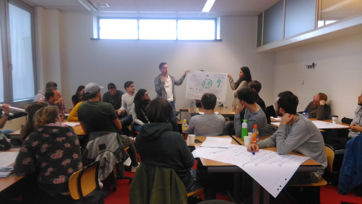 Cirkellab's tweet photo. Vandaag de laatste gastles gehouden van dit jaar, dit keer voor studenten van de docentenopleiding @hsrotterdam! Hopelijk volgend jaar nog vele meer...! #circulaireeconomie #slimslopen #onderwijs #PlasticWhale #Fruitleather https://t.co/iUXt5RDQBz