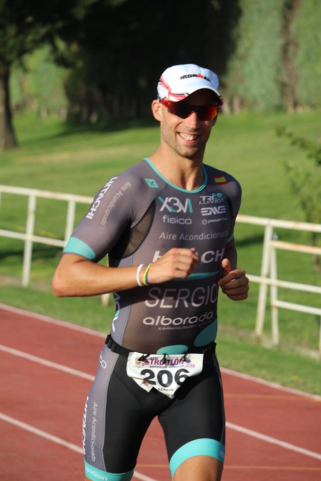 X3MTri's tweet photo. Día 19 ⛰️Hoy es el día de...¡¡¡@sergigc26!!! Uno de los miembros mas jóvenes pero con más entusiasmo y dedicación que tenemos en el #X3M. Su próximo objetivo, ni más ni menos que...@IRONMANtri de #LANZAROTE 💪🙀#orgullodex3m #roadtolanzarote #calendariodeadvientox3m https://t.co/uGBrcYCs9C