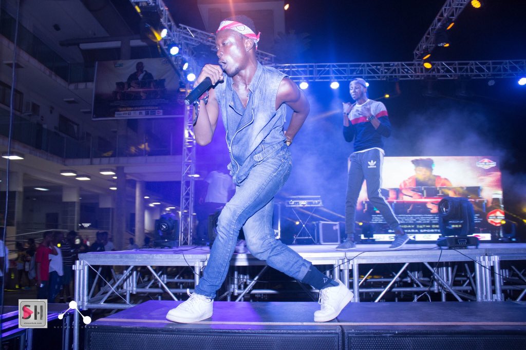 BOSOMAOFFICIAL's tweet photo. Kumasi Best Rapper and @BkCMusic very own @KofiJamaR was ๐ฅ๐ฅ๐ฅ๐ฅ last Friday night .He performed one of the Jamming track blazing ksi right now #Daaria song with his record label mate @Obeytunez at #DJSlimInvasion17 . https://t.co/9yuRyDBTny