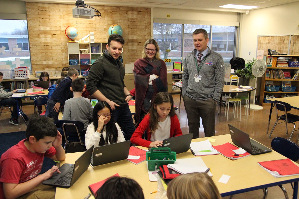 Forest_WCSD's tweet image. Coding with software engineer Marc Greenbaum today in 4th grade! @MsPernaGPS and Principal Wing learn with students #coding #edtech #HourOfCode2017