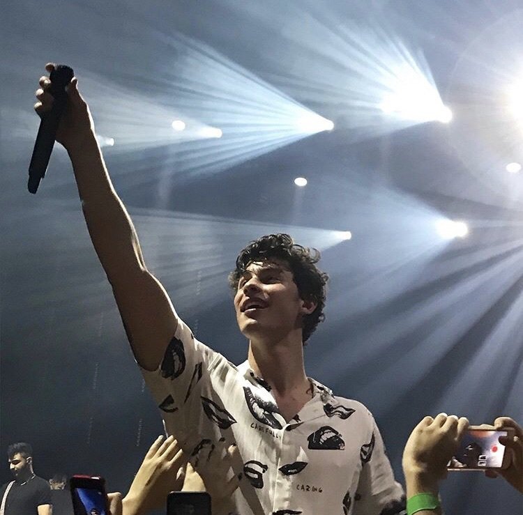 SelfishforShawn's tweet photo. Daha bu görüntüleri göremeden illuminate tour bitmiş.. Püğğ https://t.co/EPBXUnNeus