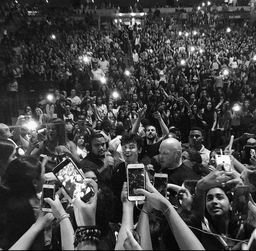 SelfishforShawn's tweet photo. Daha bu görüntüleri göremeden illuminate tour bitmiş.. Püğğ https://t.co/EPBXUnNeus