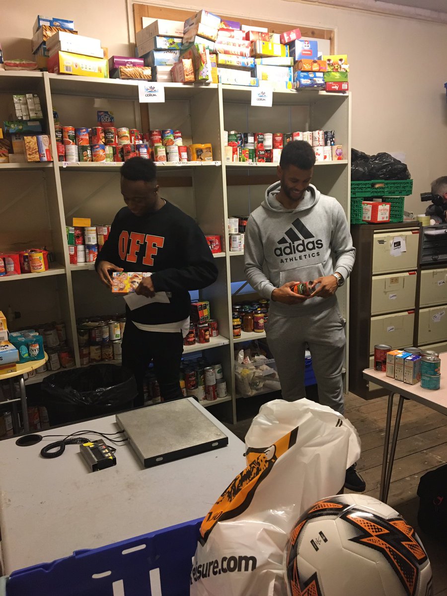 PJBuckingham's tweet photo. Credit to #hcafc. Fraizer Campbell, Ondrej Mazuch, Markus Henriksen and Moses Odubajo all helping out at Hull Foodbank in the run up to Christmas https://t.co/LTdgiTNGtw