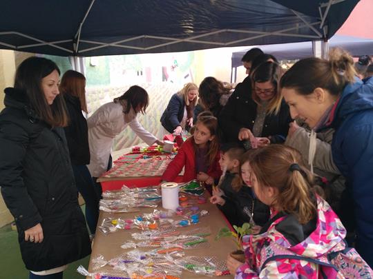 LiceoHispano's tweet photo. Ayer, lunes 18 de diciembre, se celebró el “I Mercadillo Solidario de Navidad”. La recaudación de 479,26€ se donará íntegramente a la Asociación de Padres de Niños con Cáncer (ASPANION). https://t.co/fa6YivsNOS